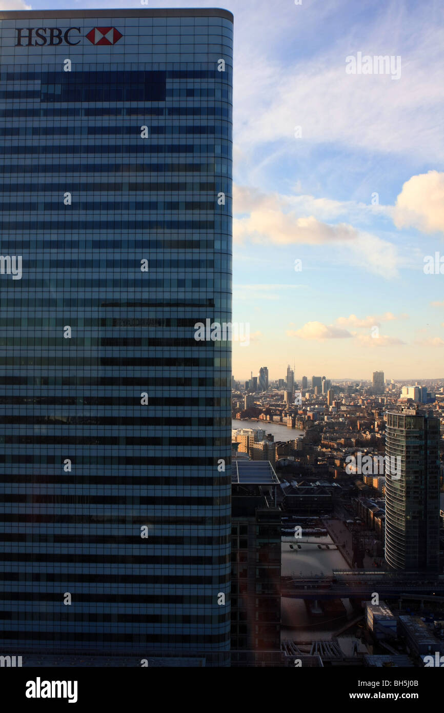 ein Blick über London vom 27. Stock der Barclays Bank in Canary Wharf mit der Hsbc Gebäude, füllen das Halbformat Stockfoto