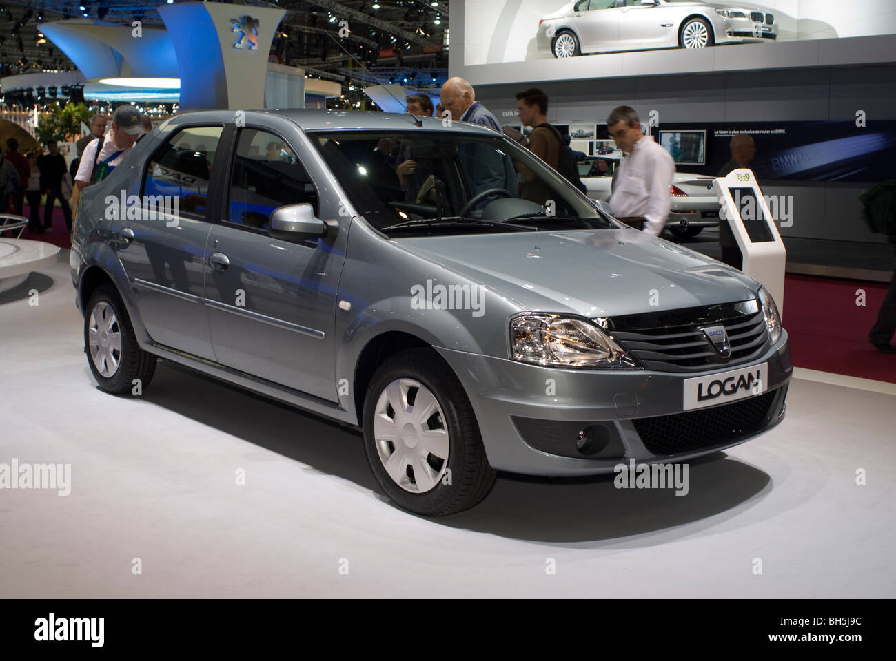 Paris, Frankreich, People Looking In Kleiner Gruppe, Paris Auto Show, Low-Cost Car, Logan, Renault Showroom, Messe, Salon Auto france, Display, Seitenansicht Stockfoto