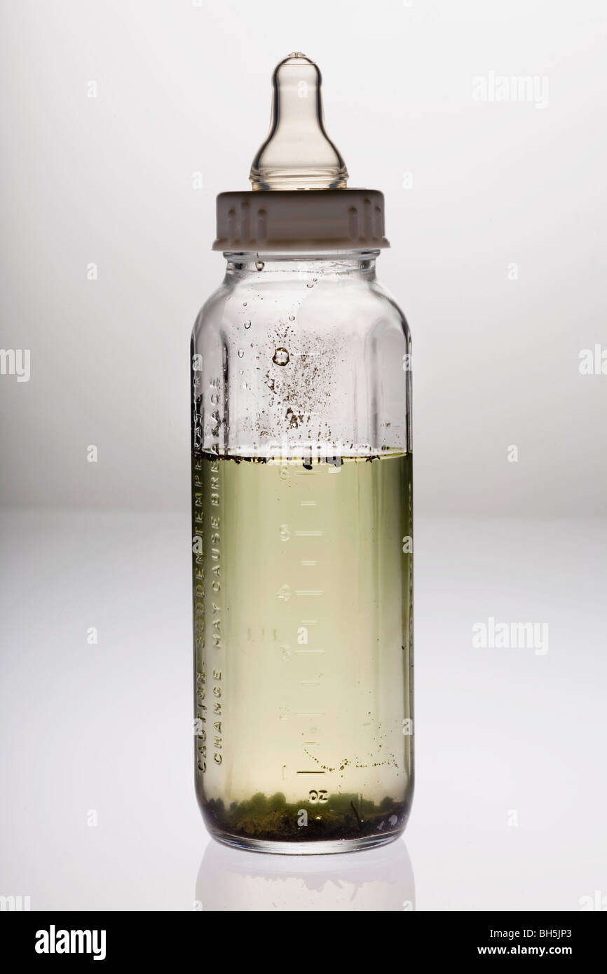 Babyflasche mit schmutzigem Wasser Stockfoto
