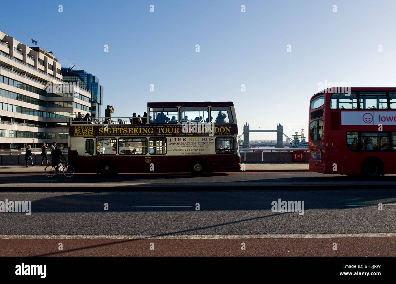 Ein Sightseeing Bus voller Touristen Kreuzung die Southwark Bridge in London. Foto von Gordon Scammell Stockfoto