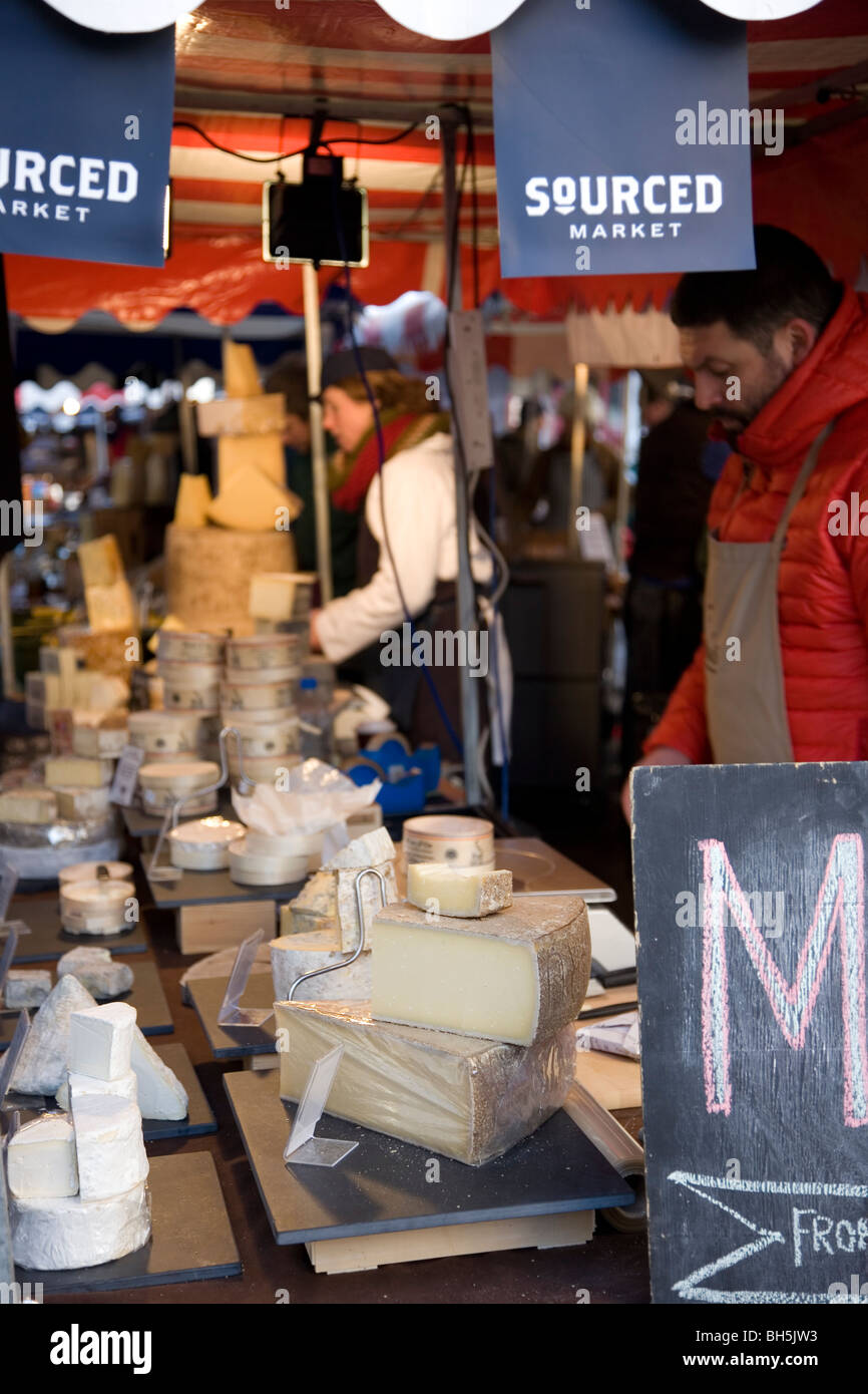 Neals Yard Dairy bei aus der Region "Französischen" Markt am Venn Street, Clapham Common, London Stockfoto