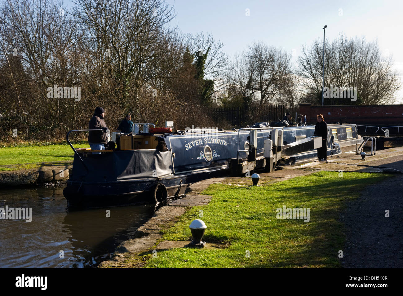 Eine schmale Boot auf der Durchreise eine Kanal-Schleusen am Grand Union Canal in der Nähe von Harefield Middlesex West London UK Stockfoto