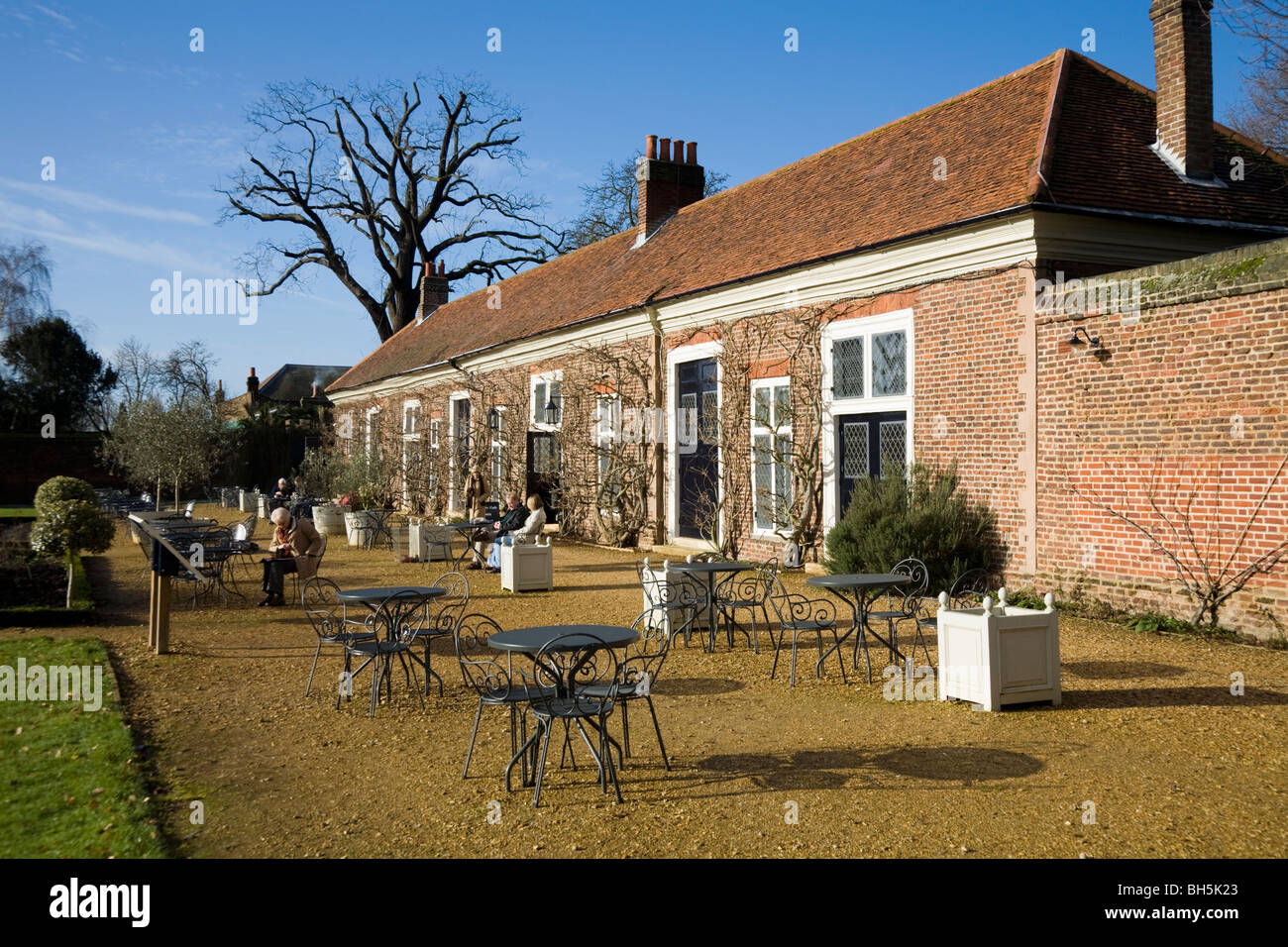 Ham House Orangerie Café Restaurant mit Außengastronomie auf der Terrasse. Surrey. VEREINIGTES KÖNIGREICH. Stockfoto
