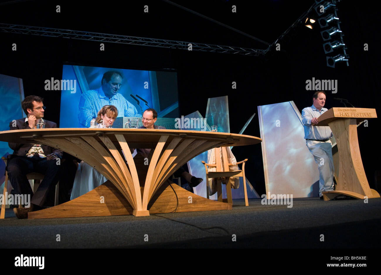 Parlament jetzt Debatte Hay Festival 2009 zu stürzen. (l-R) Marcus Brigstocke, Helena Kennedy, Philippe Sands und Jim Naughtie. Stockfoto