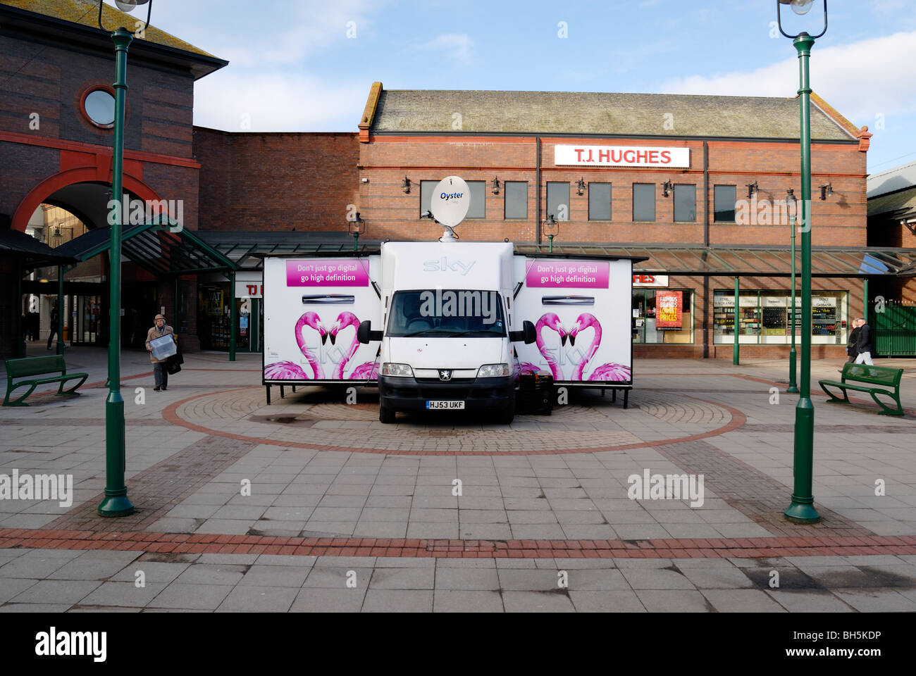 Sky TV Demonstrations- und Rekrutierung van geparkt in Widnes, Cheshire, um neue Kunden auf ihre digitalen TV-Serv zu gewinnen Stockfoto Sky TV Demonstrations- und Rekrutierung van geparkt in Widnes, Cheshire, um neue Kunden auf ihre digitalen TV-Serv zu gewinnen Stockfoto