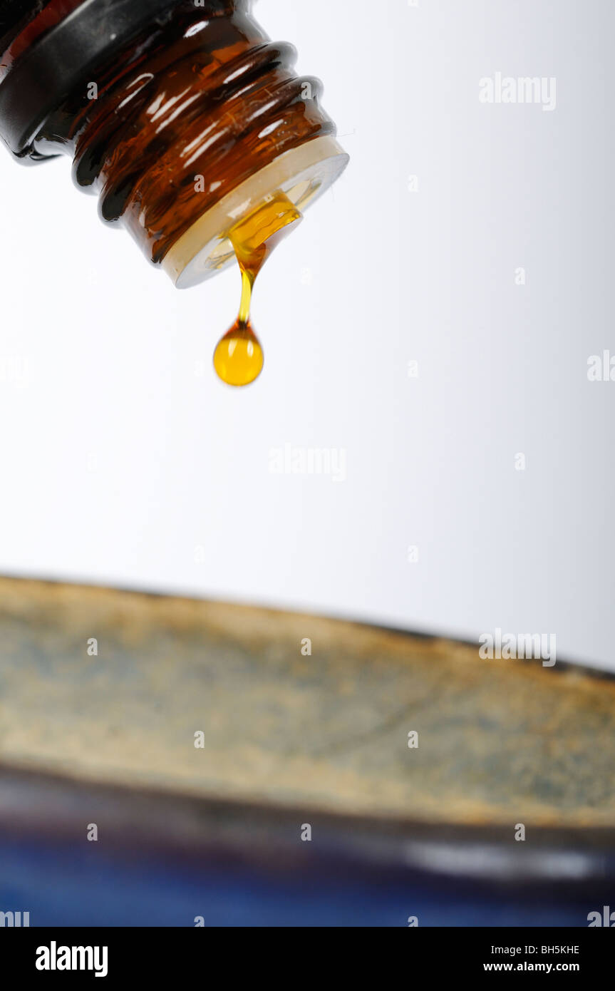 Stock Foto von einem Tropfen ätherisches Öl in einem Brenner. Stockfoto