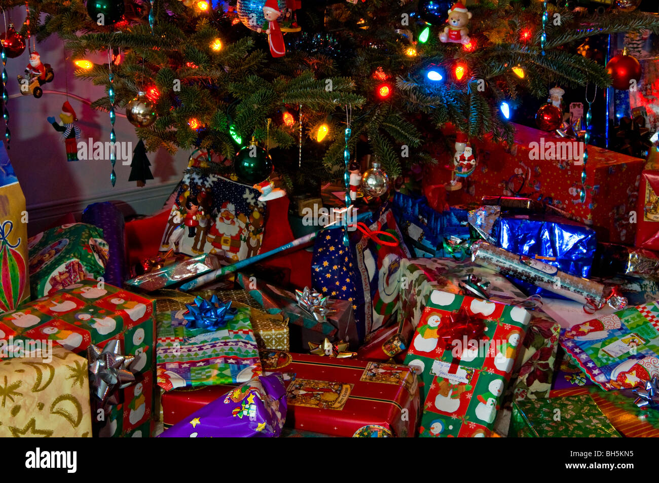 Geschenke unter dem baum Fotos und Bildmaterial in hoher Auflösung