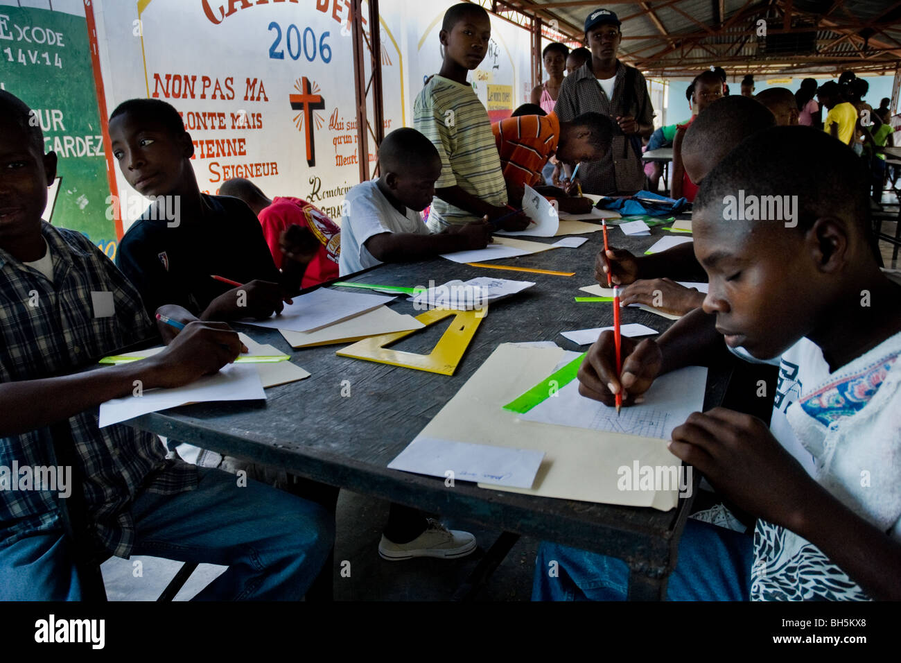Haitianische Kinder Klassen in Saint Claire, die Erziehung und Fütterung-Zentrum in Port-au-Prince, Haiti. Stockfoto