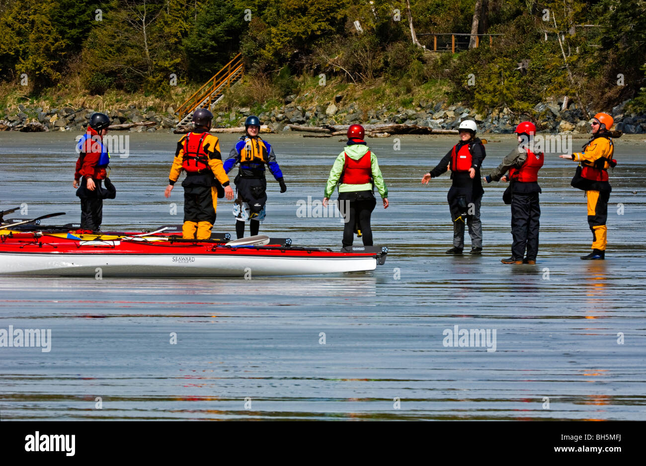 Meer Kajakfahrer Schiffe Vorbereitung und Training vor dem Abflug von MacKenzie Beach im Pacific Rim, Tofino, BC Stockfoto