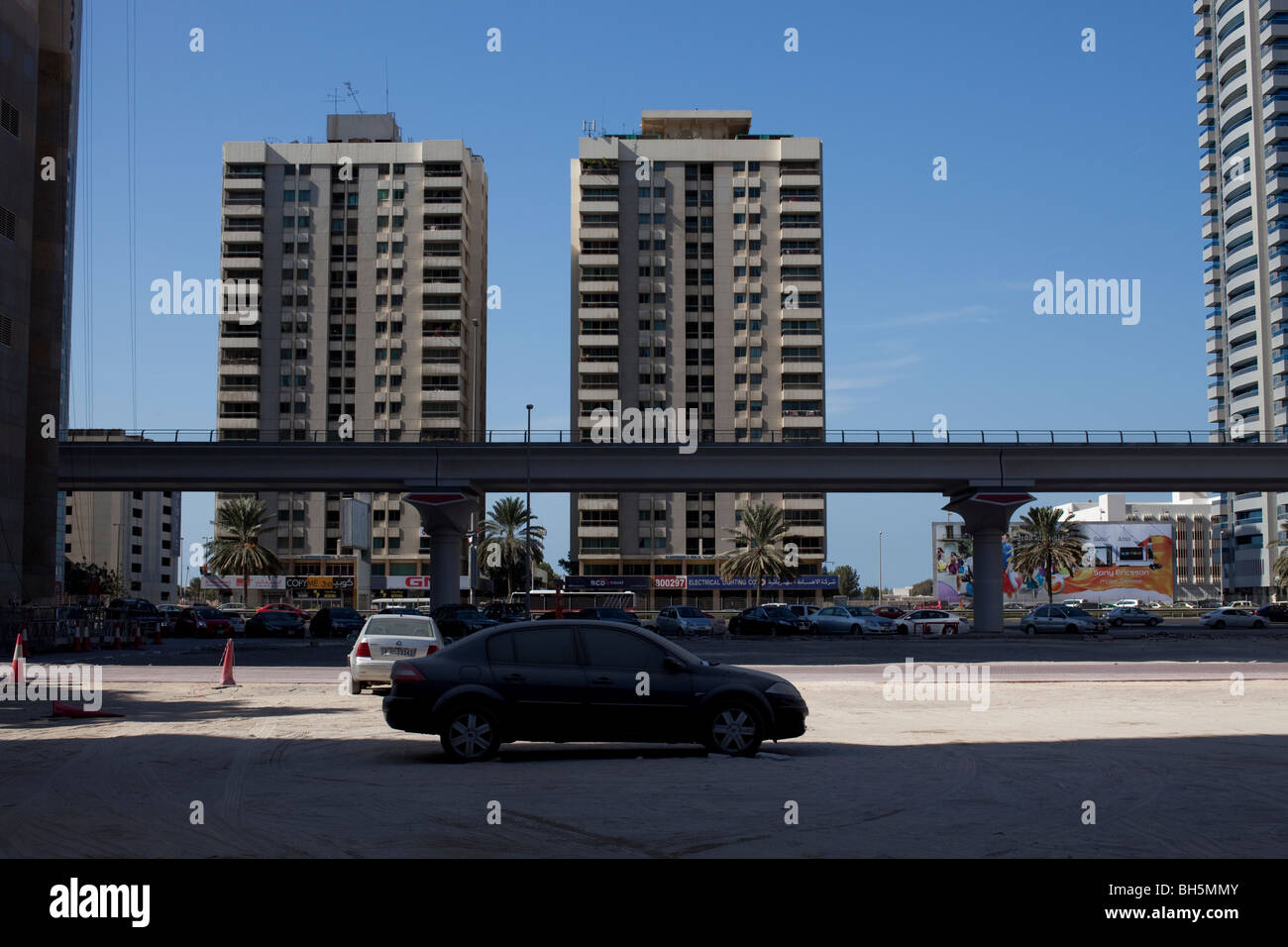 Ein verlassenes Auto sitzt zwischen fertigen Wolkenkratzer in Dubai Stockfoto