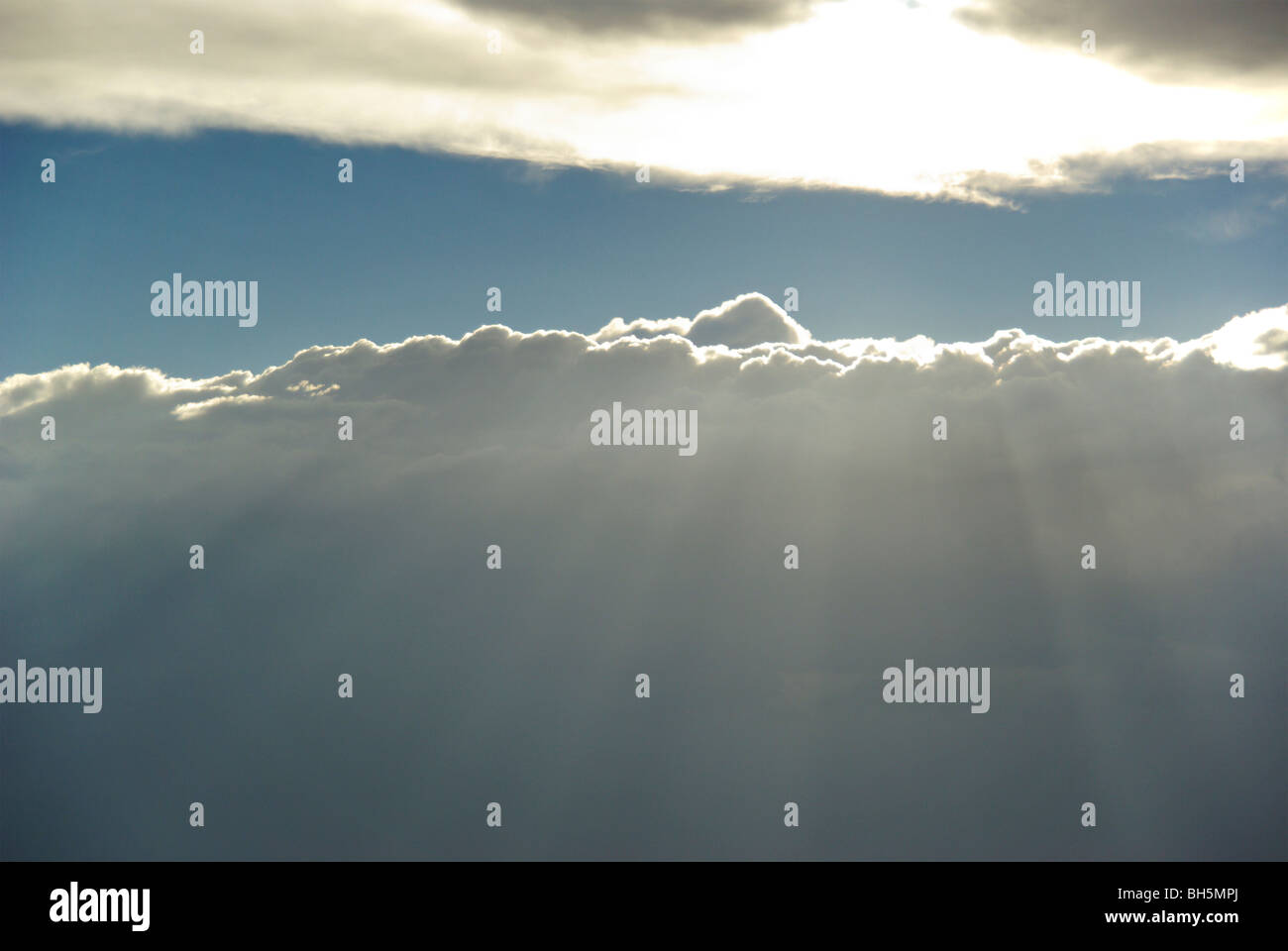 Sonnenlicht durch Wolken Stockfoto