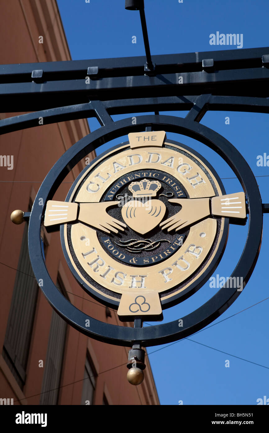 Claddagh Irish Lebensmittel und Geist Pub in der Mall in Newport durch den Ohio River. USA Stockfoto