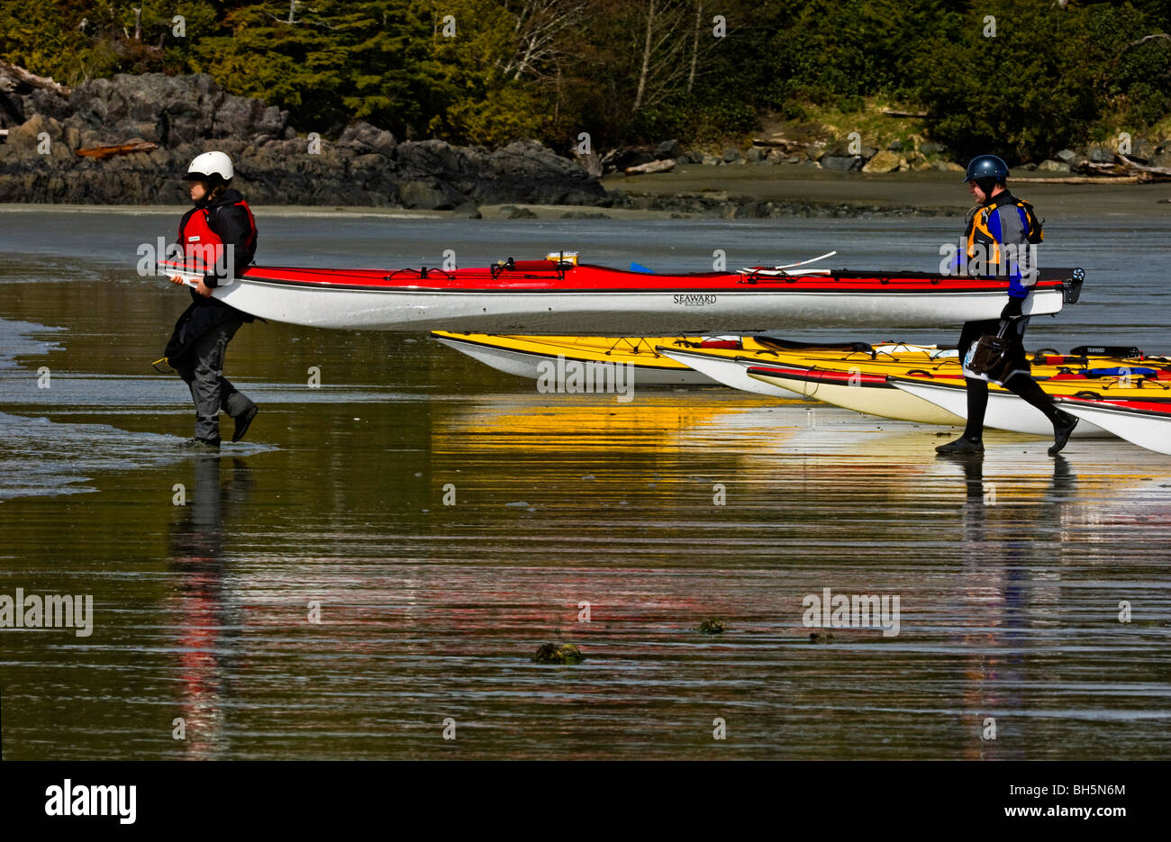 Meer Kajakfahrer bereitet Schiffe für die Ausreise von MacKenzie Beach im Pacific Rim, Tofino, BC Stockfoto