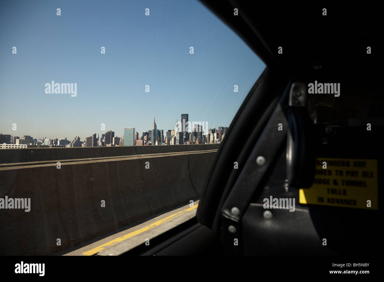 Die Skyline von Manhattan aus in ein NYC Taxi nähert sich Queensboro Bridge, New York City, New York USA Stockfoto