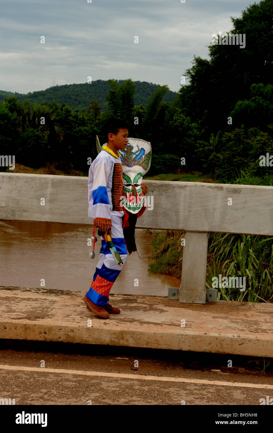 Junge mit Geistermaske, Phitakon Festival (pi ta Khon), Dansai, Loei, Nord-Ost-Thailand Stockfoto