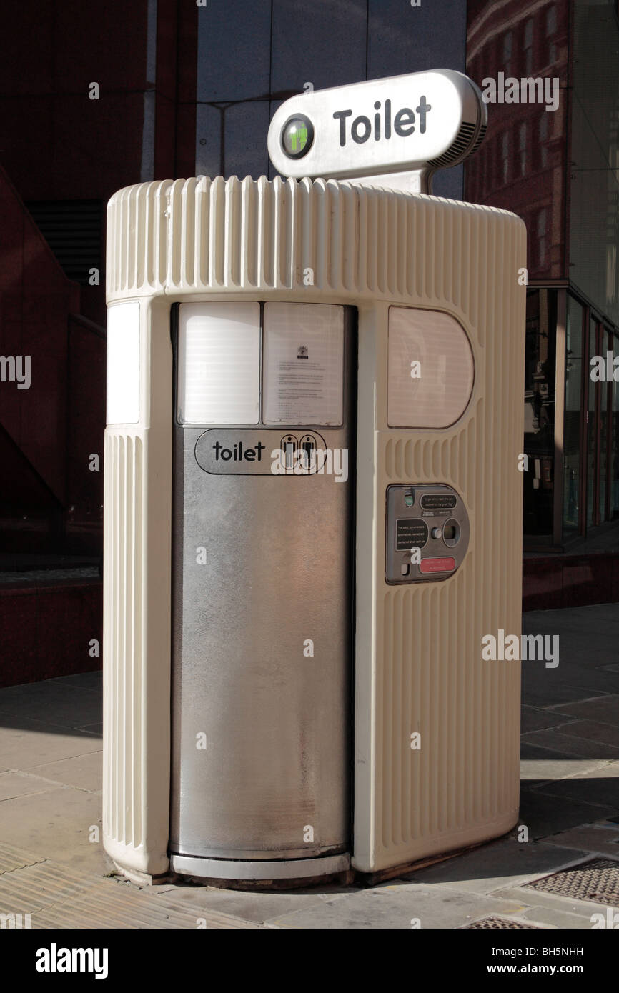 Eine automatisierte öffentliche Toilette/Kiosk in der Nähe des Denkmals, London, UK. Stockfoto