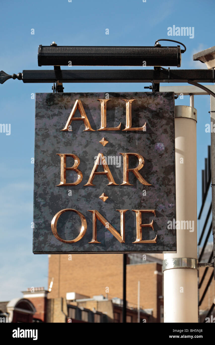 Ein "alles außer einem" unterzeichnen hängen über der Bar Eingang in Tower Hill, London, UK. Okt 2010 Stockfoto