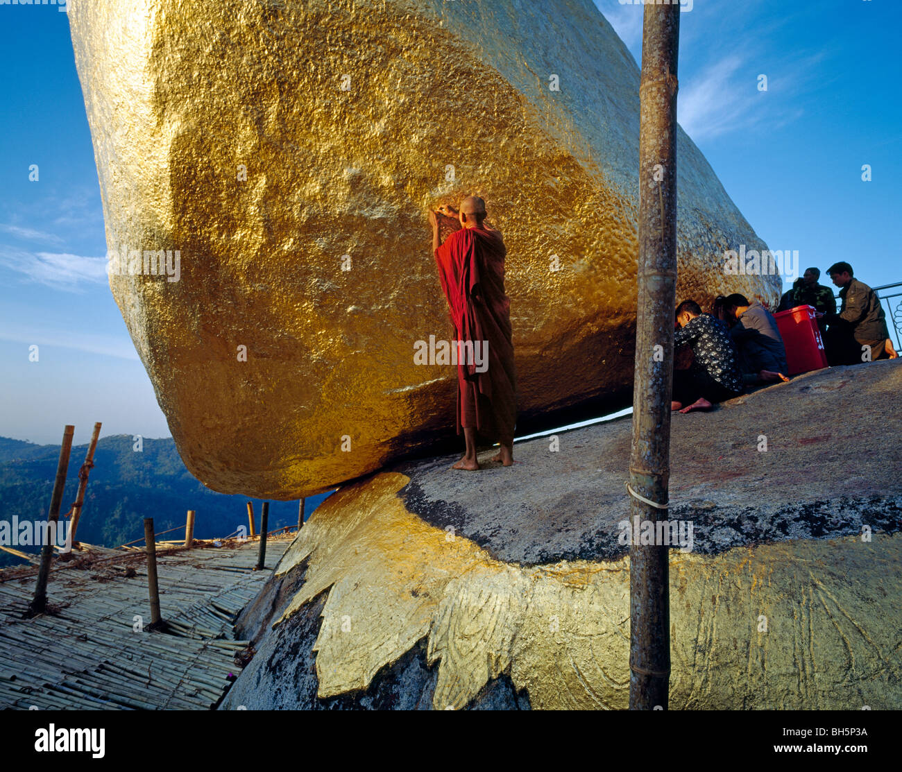Mönch mit Blattgold auf dem goldenen Felsen bei Kyaiktiyo-Pagode Mönch Spendet Blattgolds bin Kyaiktiyo-Pagode Burma Myanmar Stockfoto