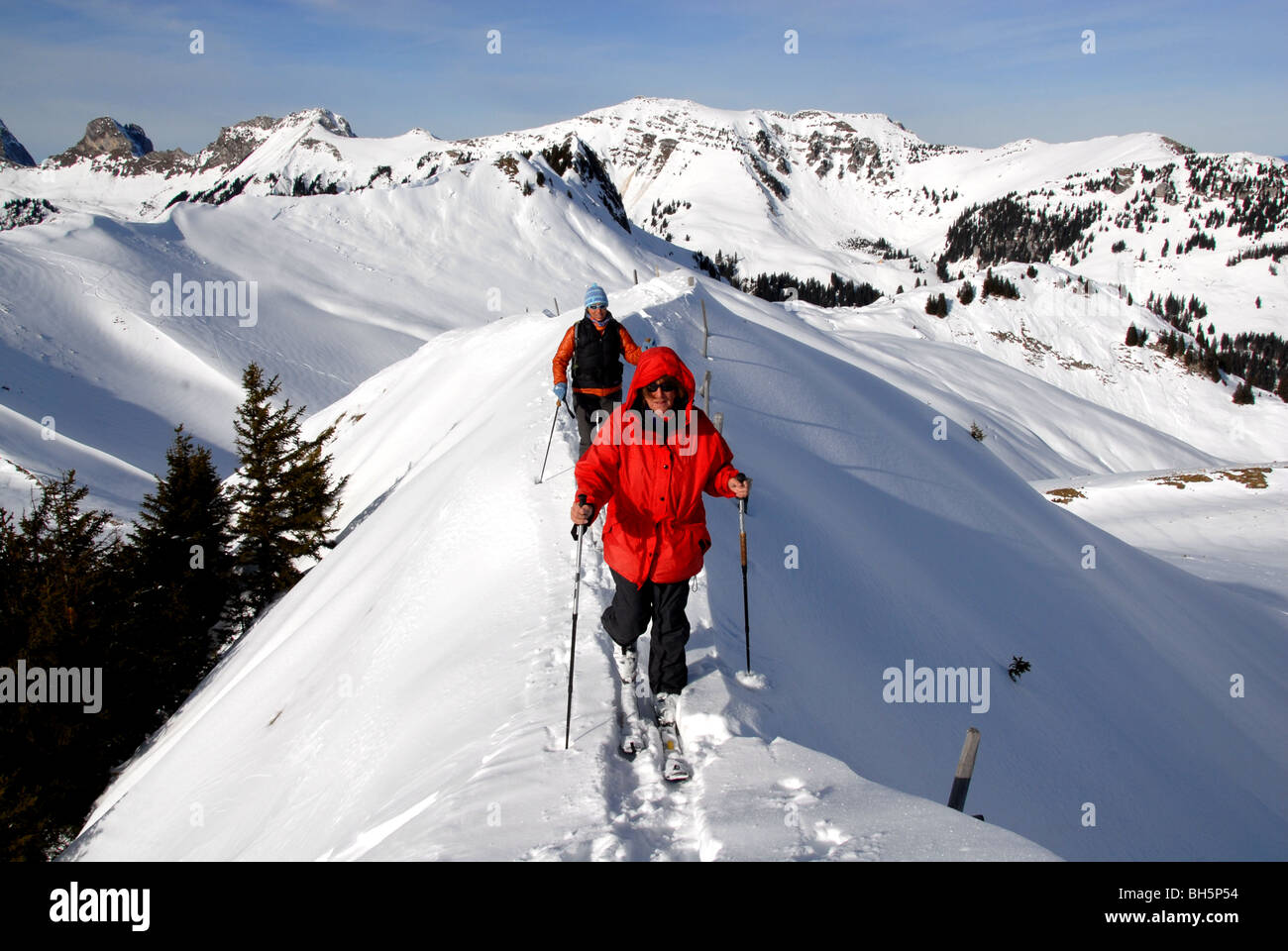 Skimoutnaineers am Gipfelgrat. Stockengrat, Berner Alpen, Schweiz Stockfoto