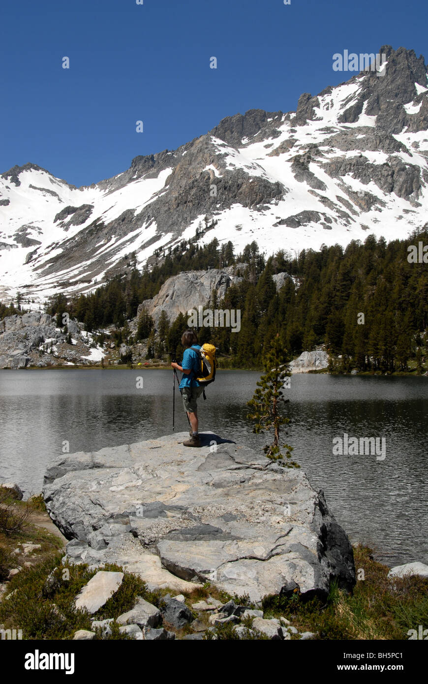 Wanderer am Ediza See, Sierra Nevada, Wüste, Kalifornien, USA Stockfoto