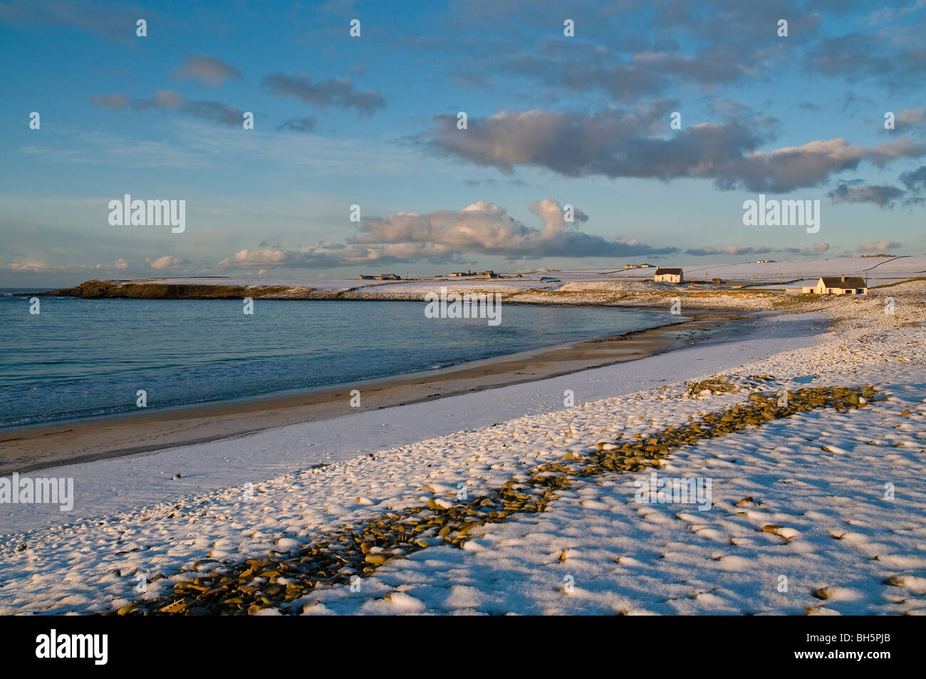 dh Skaill Bay SANDWICK ORKNEY Winter schneebedeckte gefrorenen Strand Küste winterliche Szene uk Stockfoto