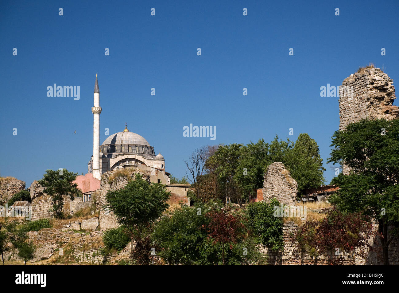 Historische Stadtmauern von Istanbul und die Türkei Mihrimah Moschee Stockfoto