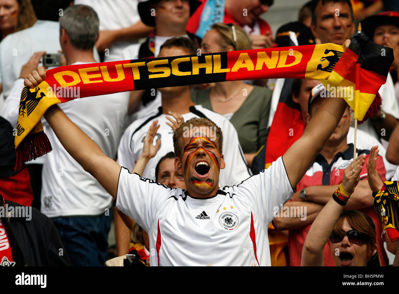 Ein deutscher Fan hält einen Schal auf der Tribüne an der Fußball-WM 2006 Stockfoto