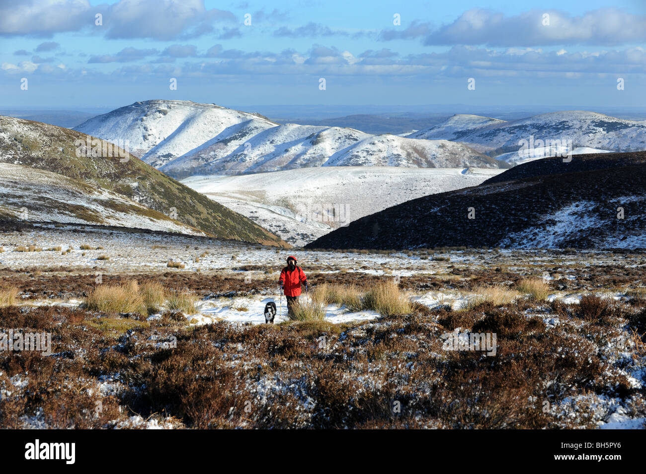 Die Shropshire Hügel aus der Long Mynd mit Caer Caradoc mit Schnee bedeckt Stockfoto