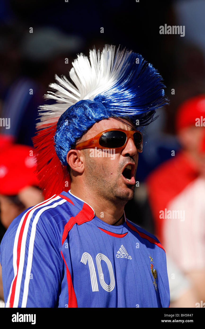 Französische Fußball-Fan singt in der Tribüne am 2006 Fußball Weltmeisterschaft Stockfoto