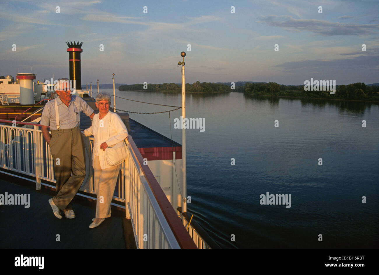 Eine Senioren-Paar genießt einen schönen Abend auf dem Tennessee River an Bord der Mississippi Queen Schaufelrad-Dampfer Stockfoto