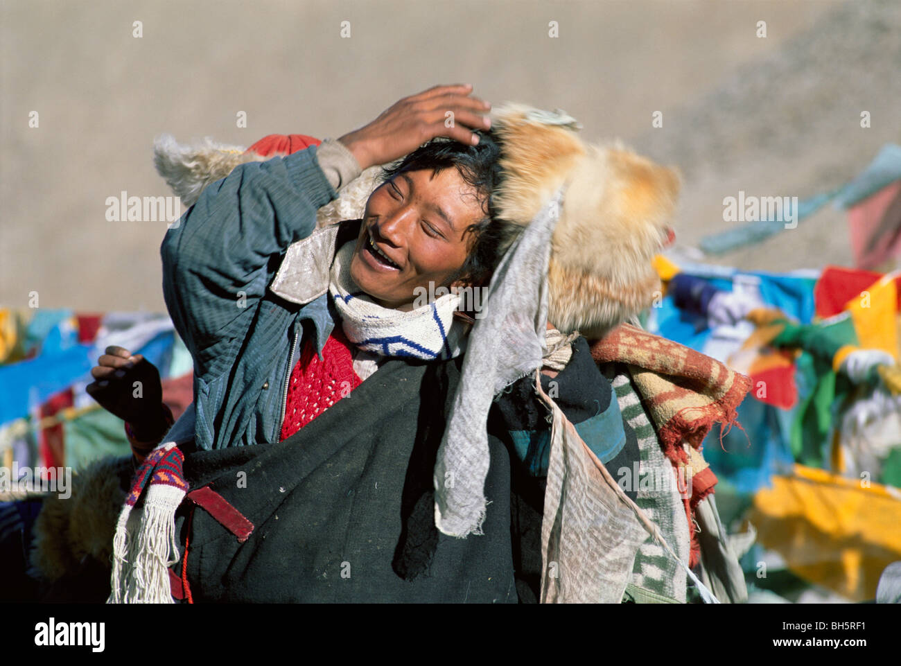 Pilger, die Aufhebung der Linien des Gebets flags Circumnambulate Phawang Mebar, Mount Kailash Stockfoto