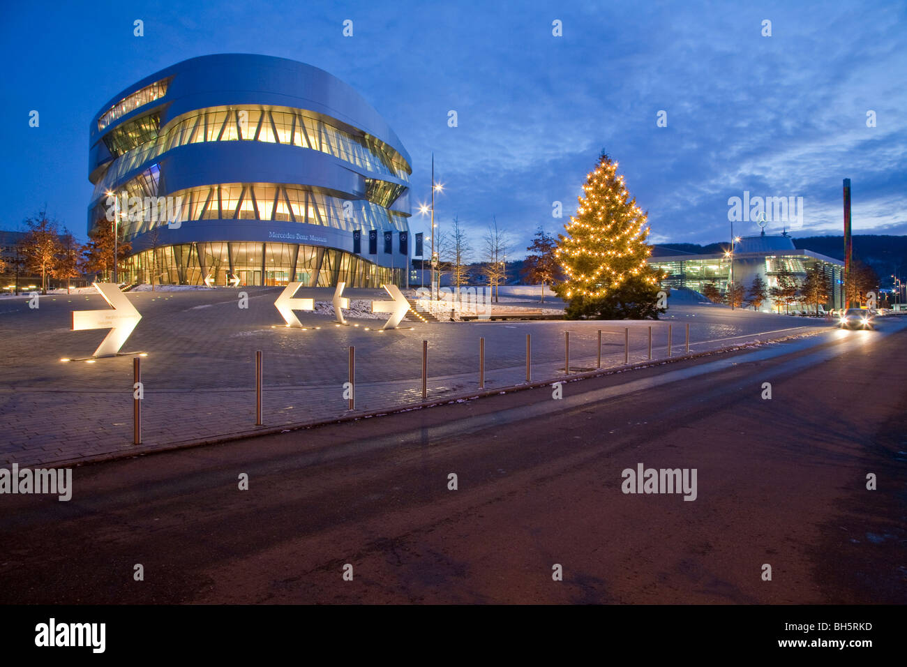 MERCEDES-BENZ-MUSEUM, WEIHNACHTSBAUM, STUTTGART, BADEN WÜRTTEMBERG, DEUTSCHLAND Stockfoto