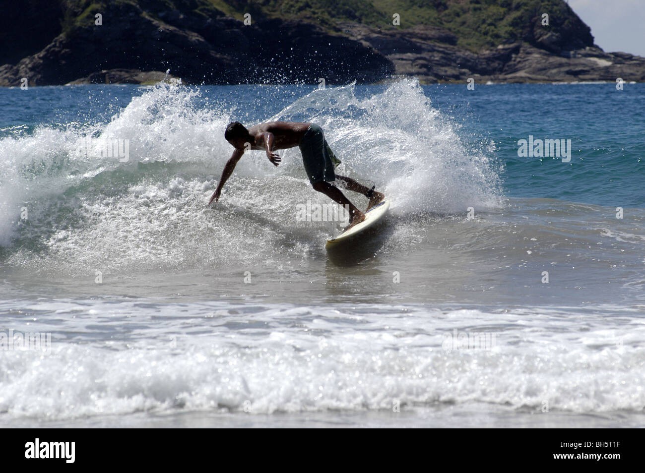 Brazilien. Jugendliche Surfen in Buzios bei Rio De Janeiro Stockfoto