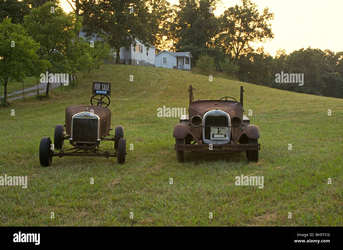 Rostige Oldtimer sitzen in einer Kuhweide auf einem Bauernhof in der Nähe von Eureka Springs in den Ozark Mountains of Arkansas Stockfoto