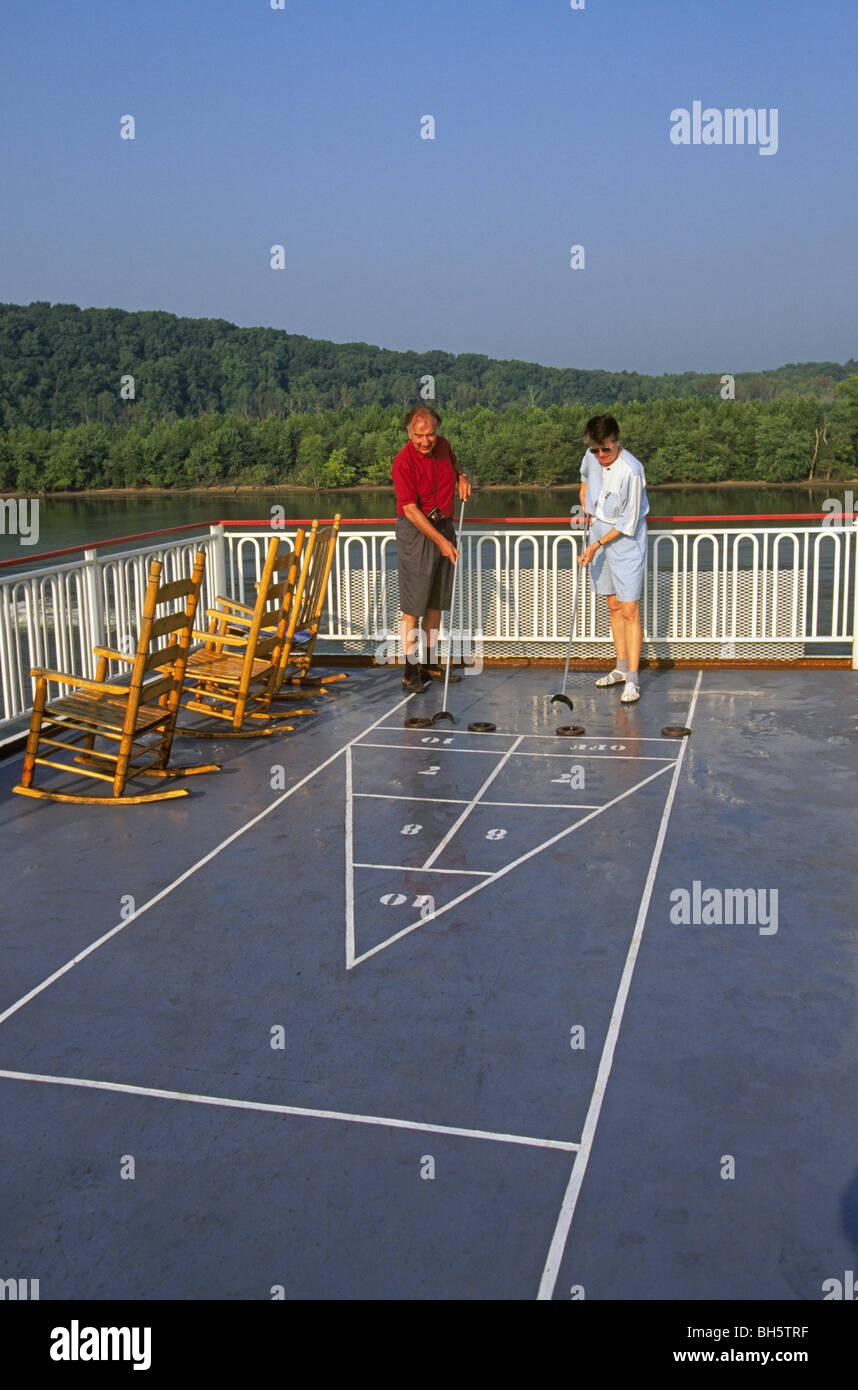 Senioren spielen Shuffleboard auf dem Deck eines Kreuzfahrtschiffes für Schaufelrad-Dampfer auf dem Mississippi River in Arkansas Stockfoto