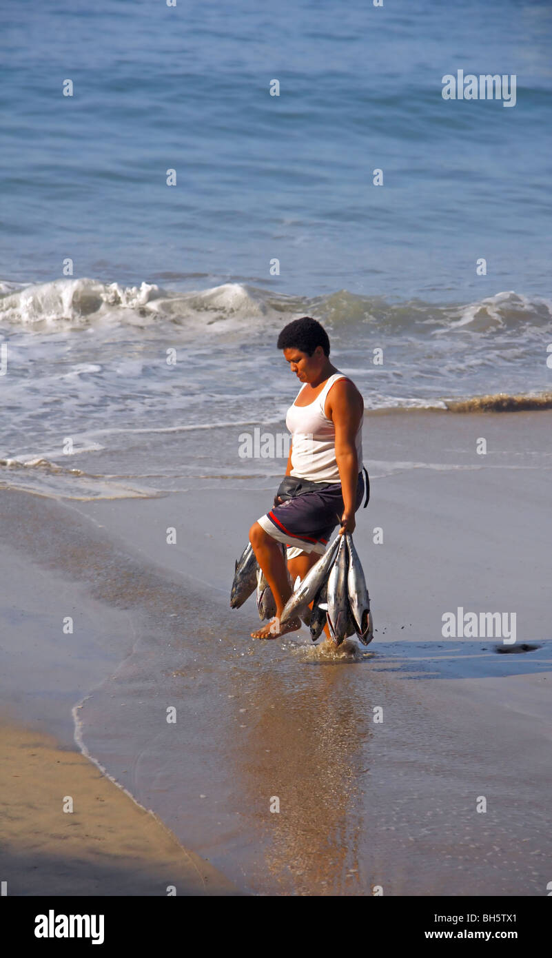 Puerto Escondido Oaxaca Mexico, Frau am Strand mit Fisch Stockfoto