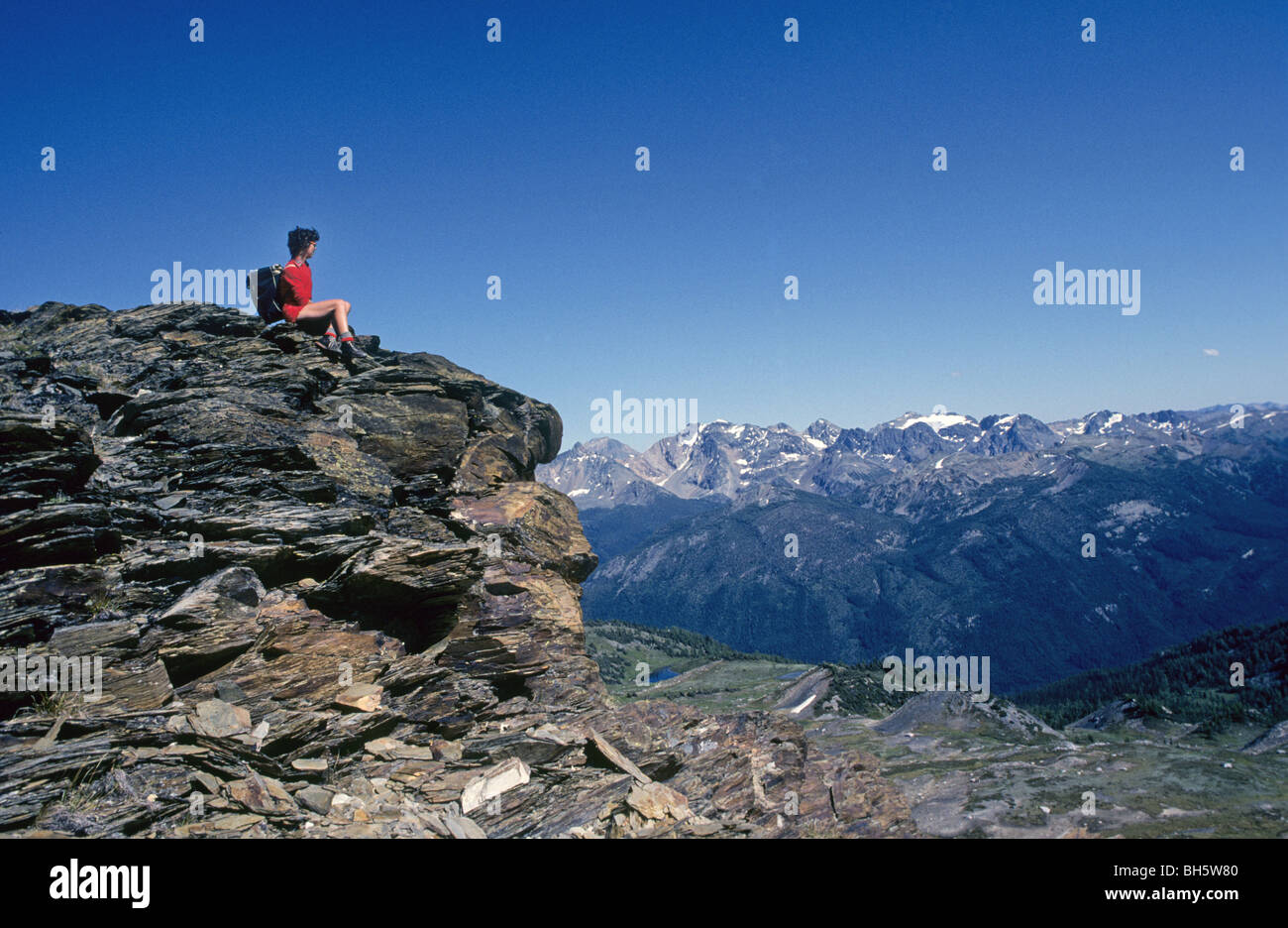 Ein Wanderer oben auf einem Berggipfel in den Bugaboo Mountain Range von British Columbia, Kanada Stockfoto