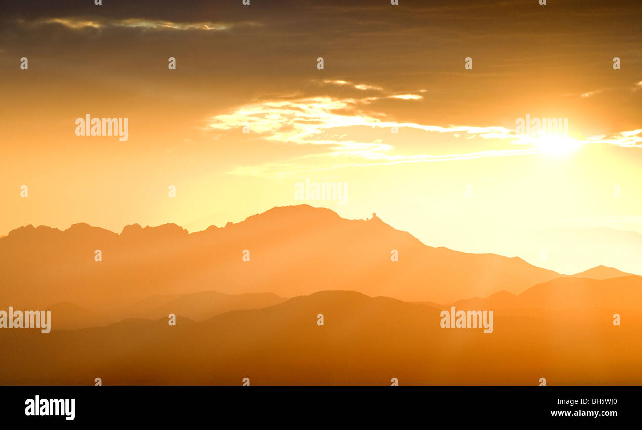 Berge im Südwesten von Tucson einschließlich Kitt Peak und das Kitt Peak Observatorium bei Sonnenuntergang. Stockfoto