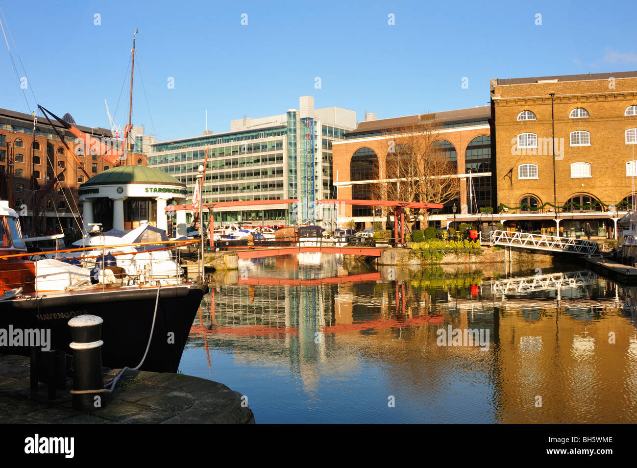 LONDON, Großbritannien - 03. JANUAR 2010: St Katharine Dock, City of London Stockfoto