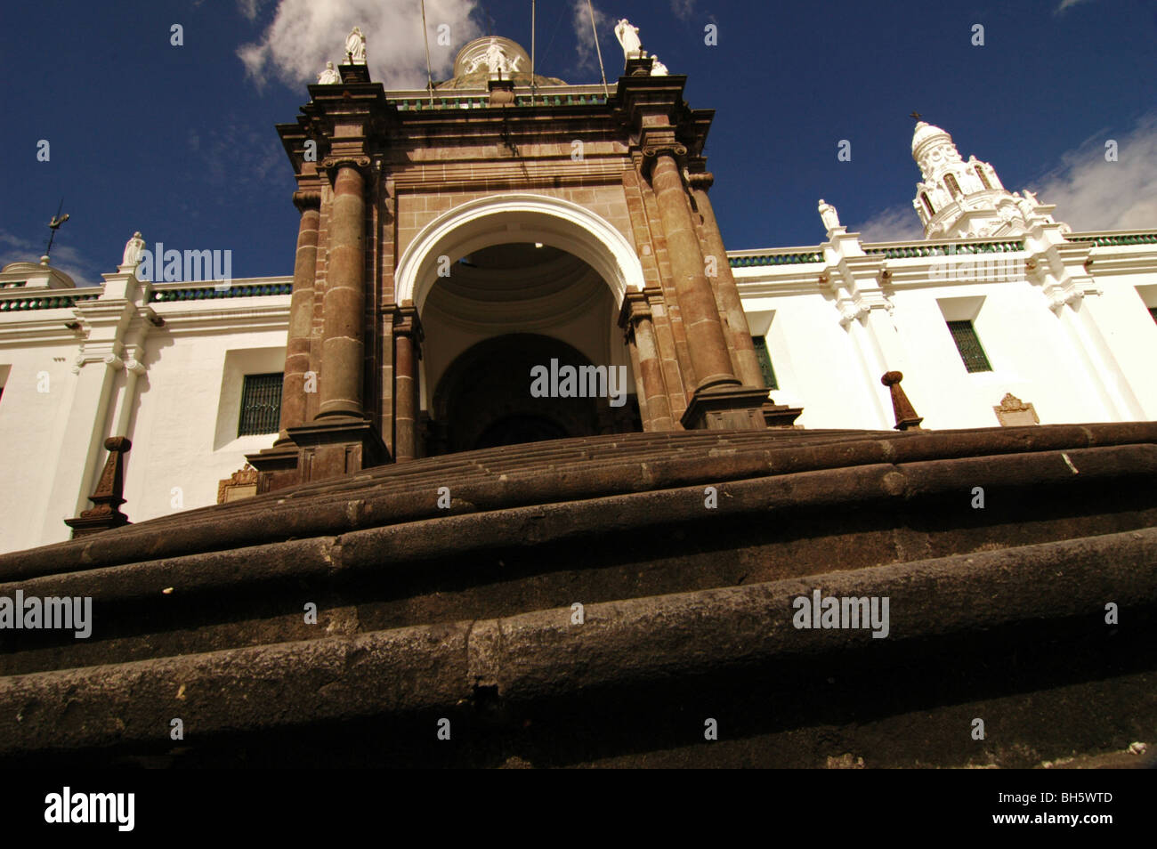 Ecuador, Quito, niedrigen Winkel Ansicht der Treppe zum Eingang der Kathedrale von Quito Stockfoto