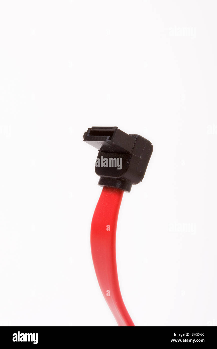 Hdd SATA-Datenkabel an Motherboard Schnittstelle auf weißen Hintergrund isoliert. Stockfoto