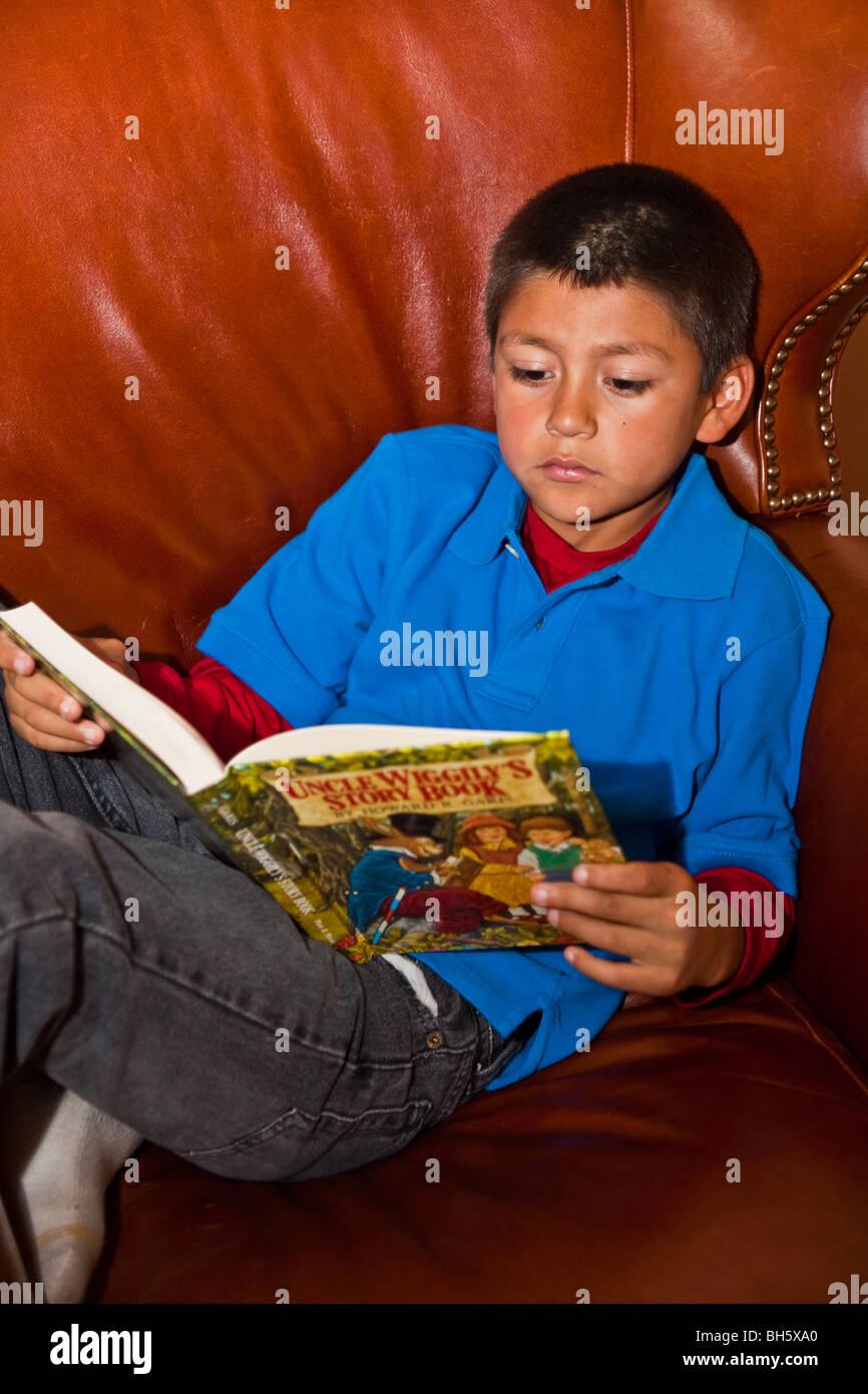 Diverse Kinder 8-9 Jahre alten lesen Buch auf dem Sofa Vintage Books illustration Illustration Illustrationen entspannen © Myrleen Pearson Stockfoto