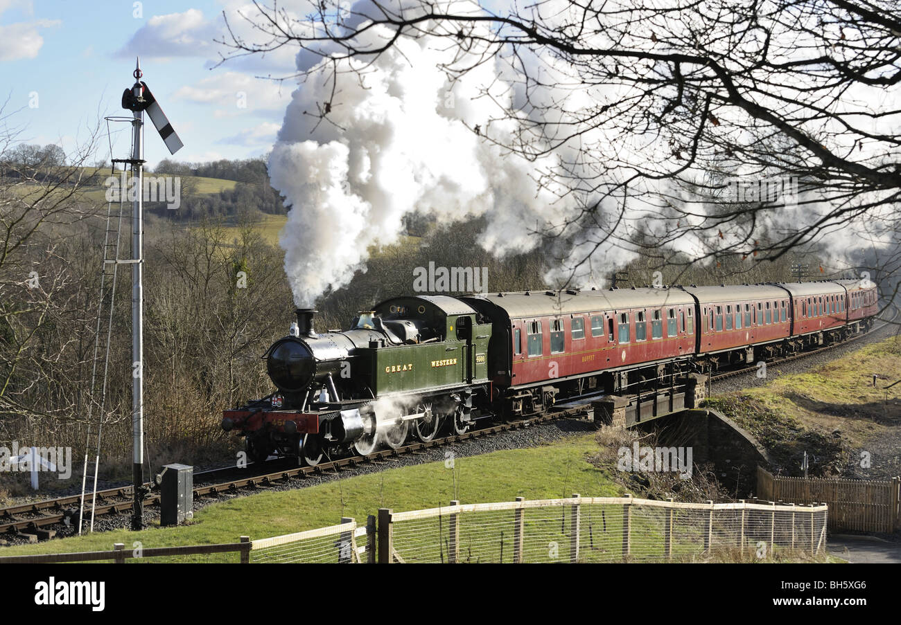 Great Western Lokomotive und Wagen nähert sich Highley Station, Shropshire, UK Stockfoto