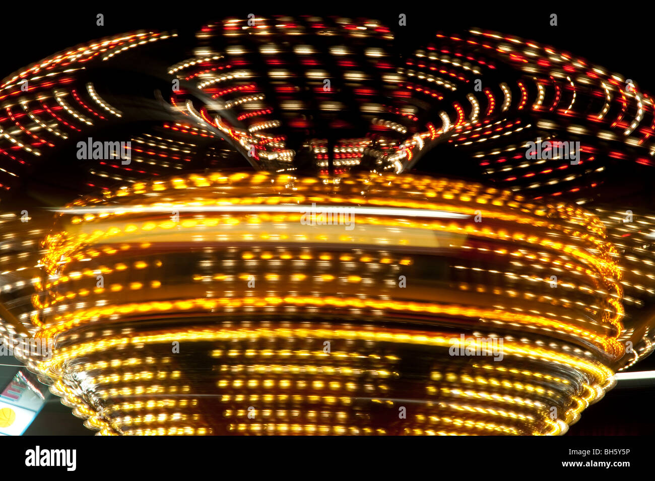 Wirbelnde Lichter des Karnevals in der Nacht fährt. Stockfoto