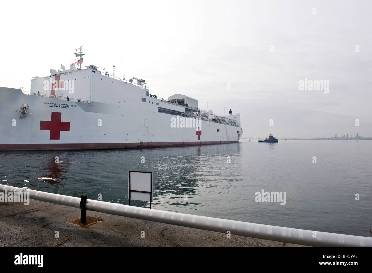 Das Military Sealift Command Lazarettschiff zieht USNS Comfort von Kanton Pier. Stockfoto