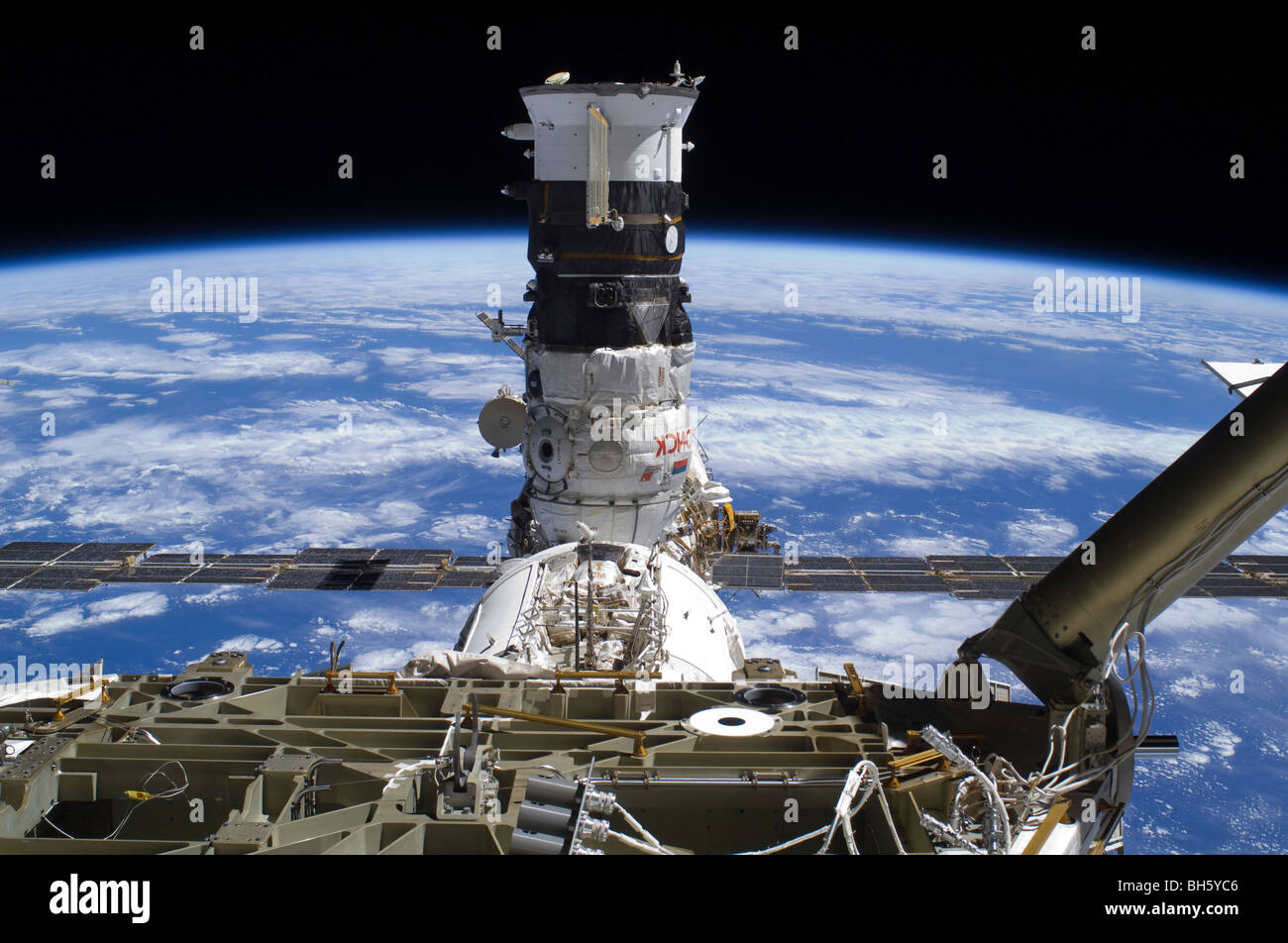 Das Mini-Forschung Modul 2 mit der internationale Raumstation angedockt. Stockfoto