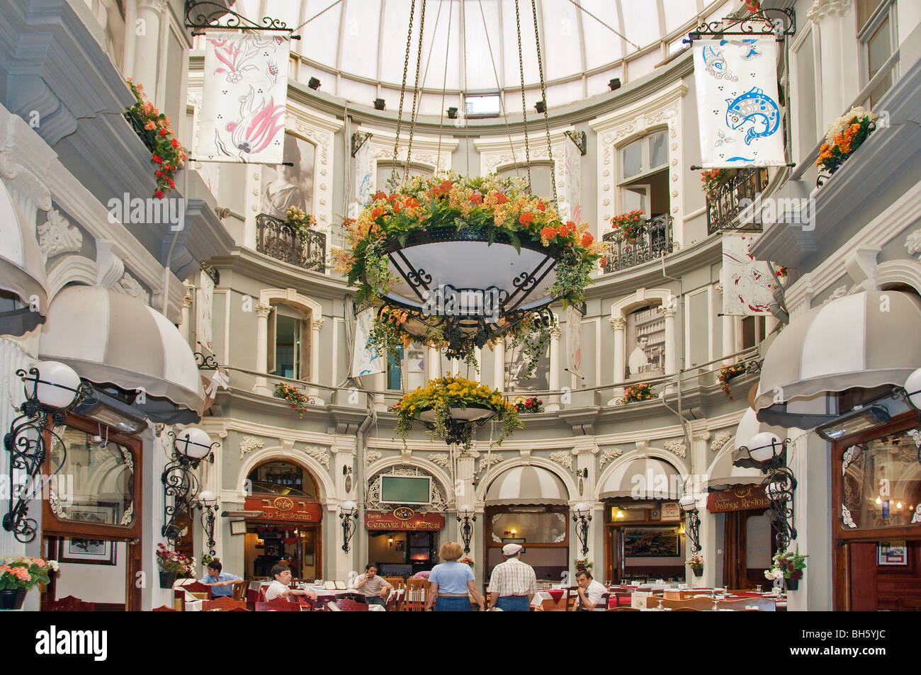 Restaurants am Cicek Pasaji (Blume-Passage) auf der İstiklal Avenue, Beyoglu Istanbul Türkei Stockfoto