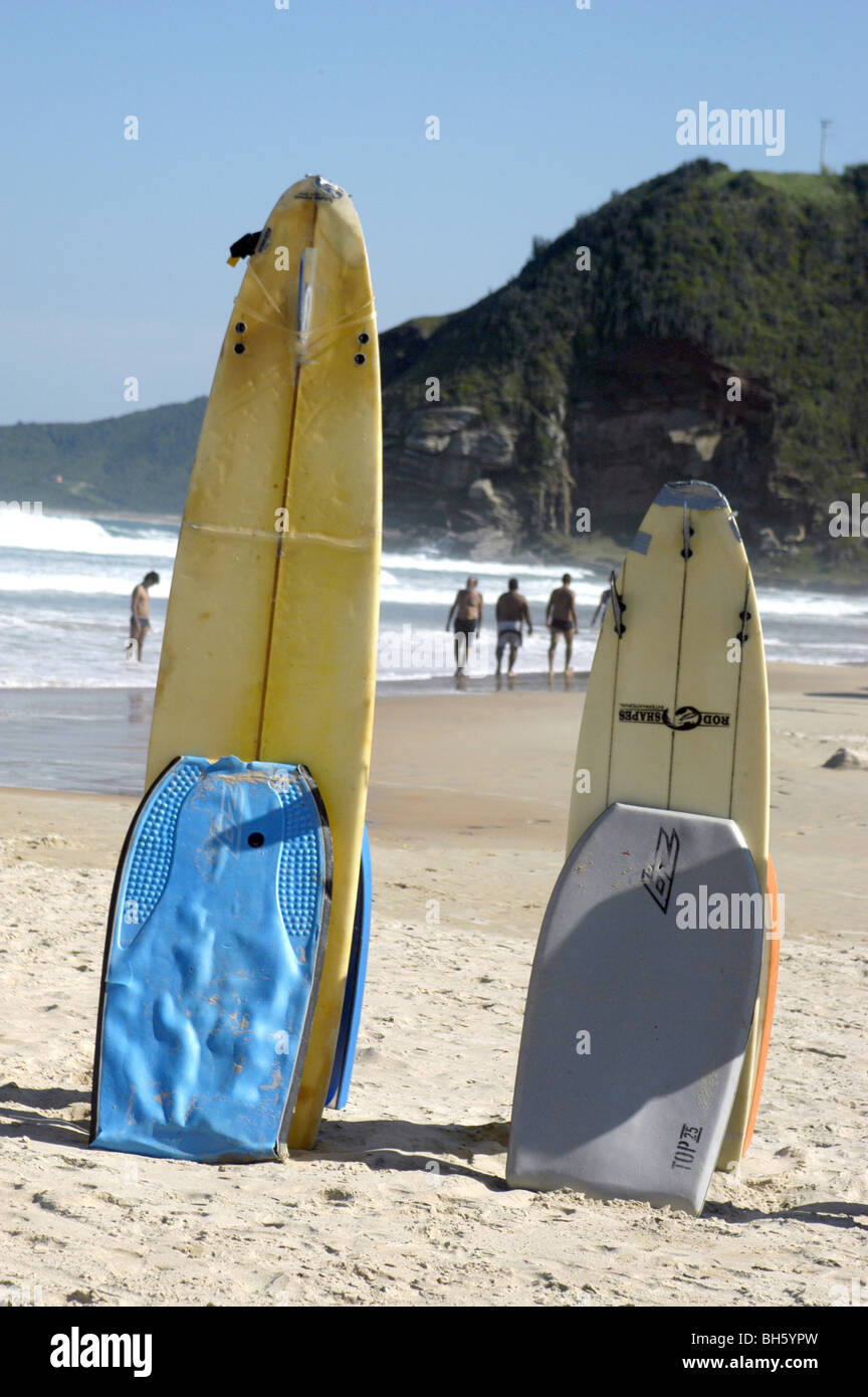 Brazilien. Jugendliche Surfen in Buzios bei Rio De Janeiro Stockfoto