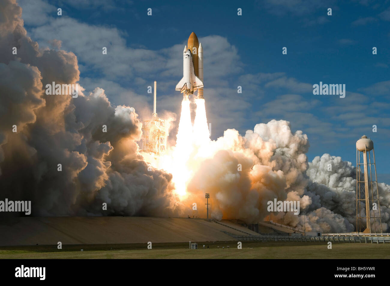 Space Shuttle Atlantis hebt sich ab von der Startrampe am Kennedy Space Center, Florida. Stockfoto