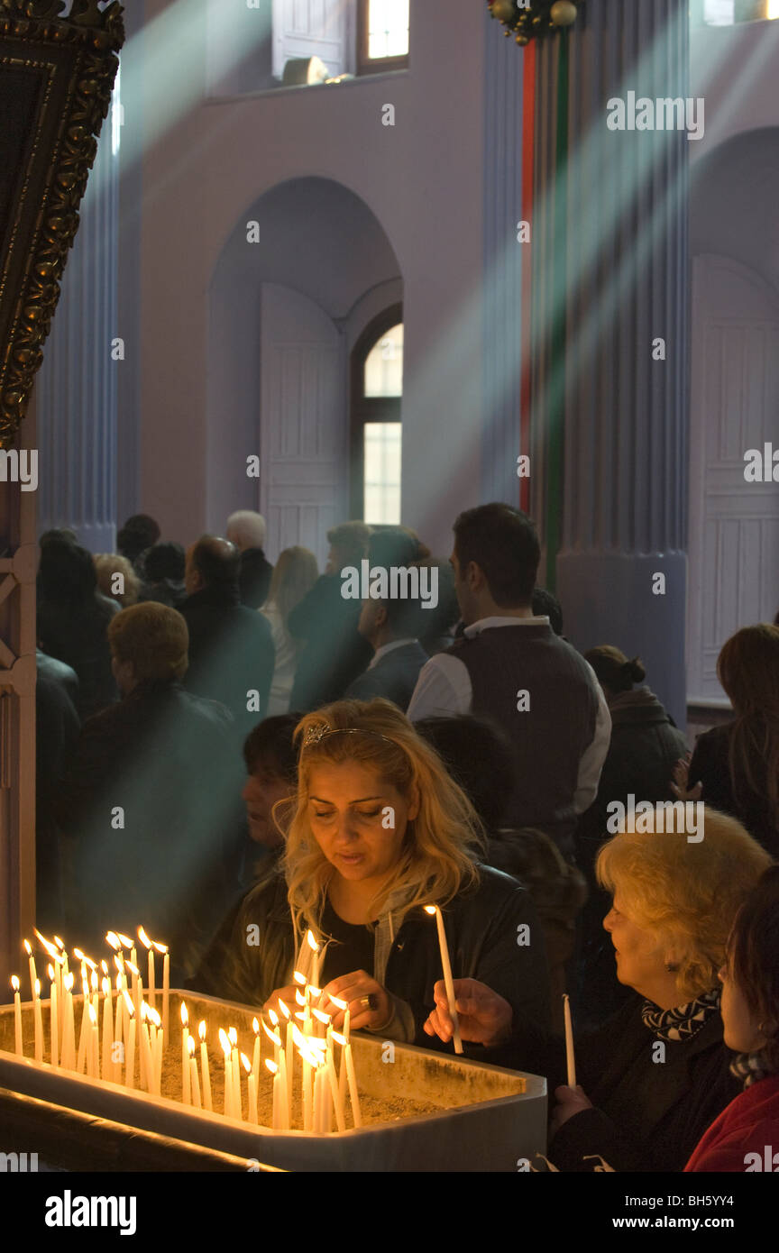 Das Feiern von Weihnachten am 6. Januar (Dreikönigstag) in Kumkapi Meryemana (Surp Asdvadzadzin) armenische Kirche Istanbul Türkei Stockfoto